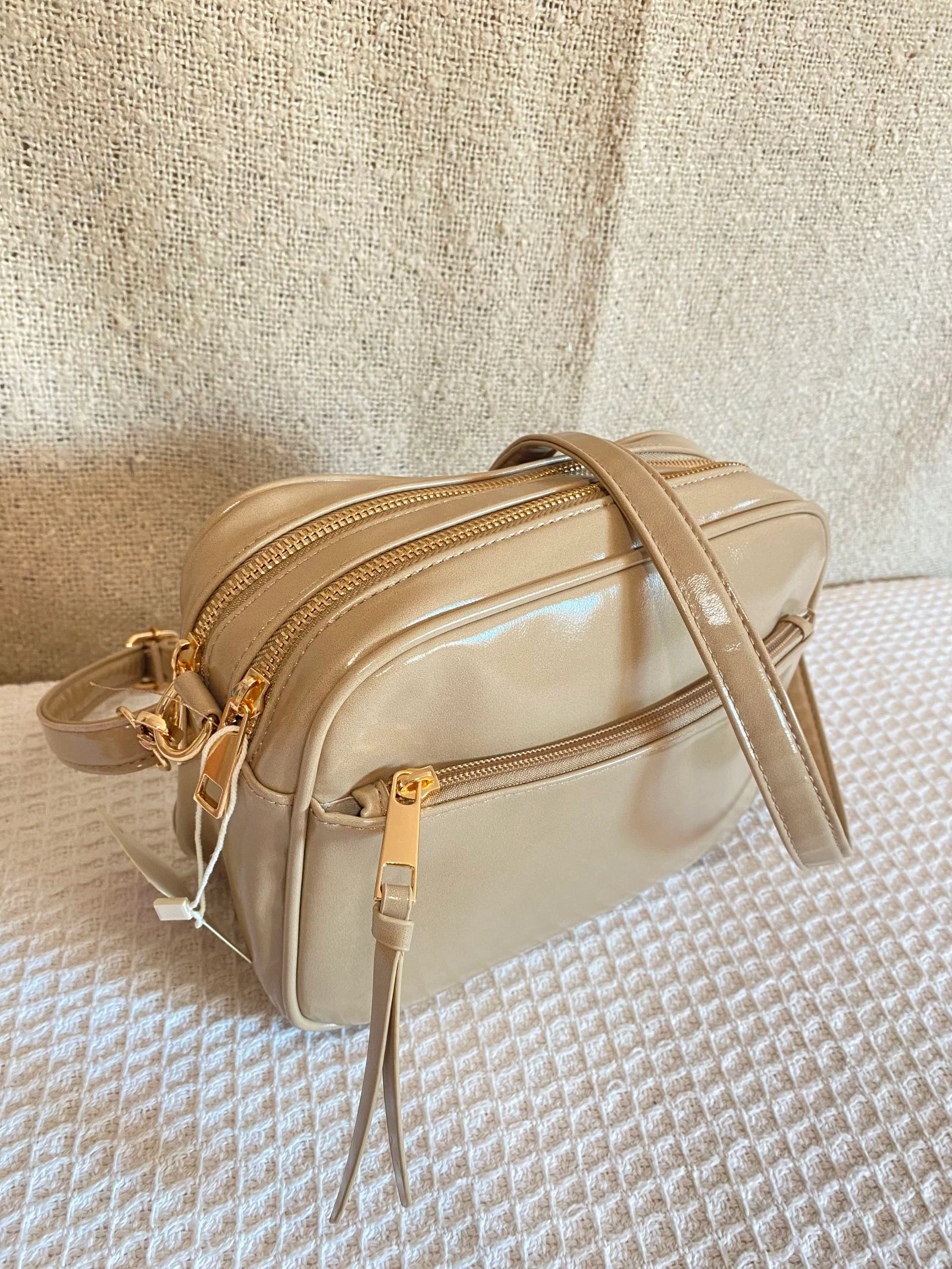 Bolso bandolera beige satinado con doble cremallera 